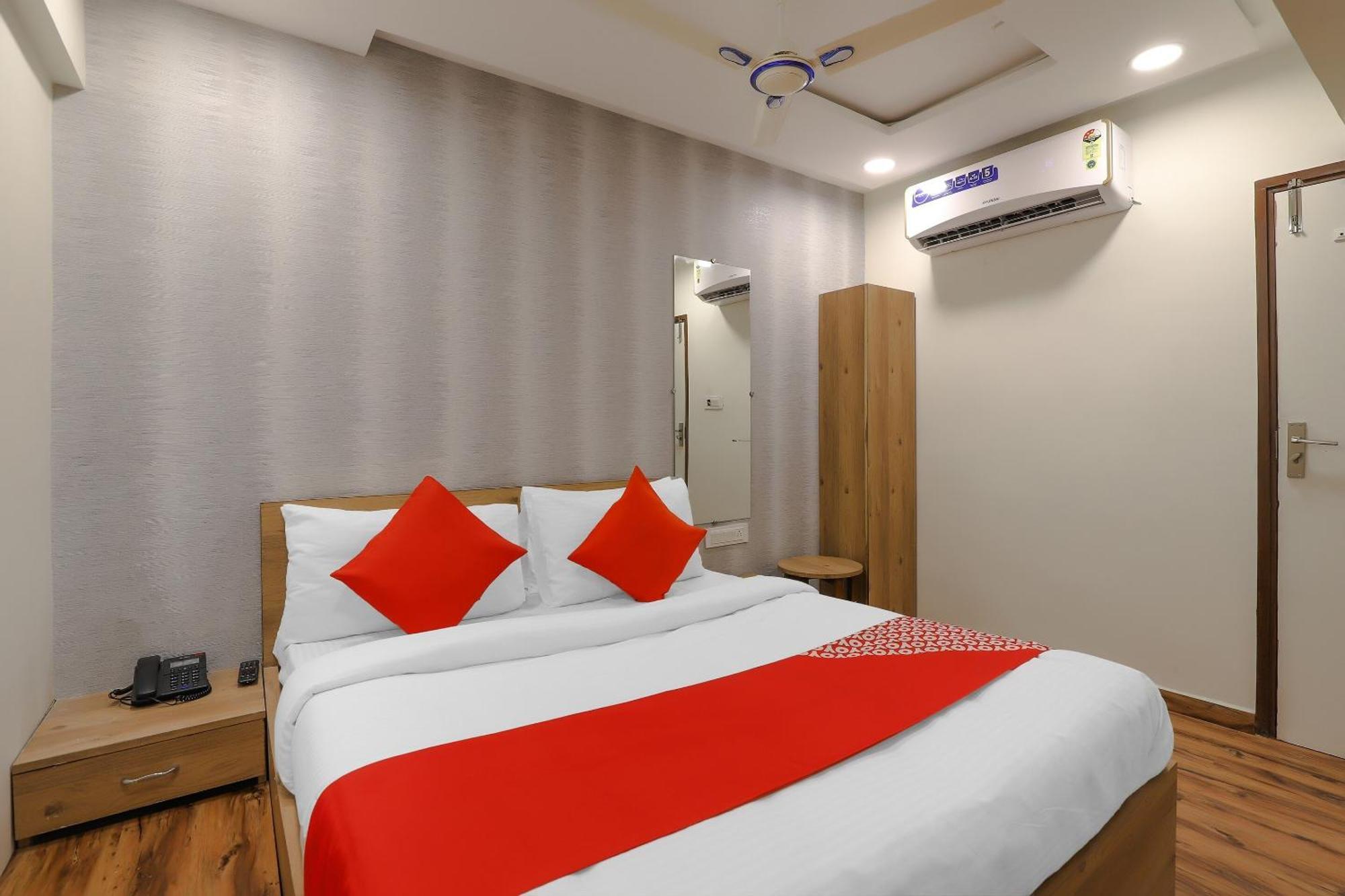 Oyo Hotel Shree Niwas Ahmedabad Exterior foto